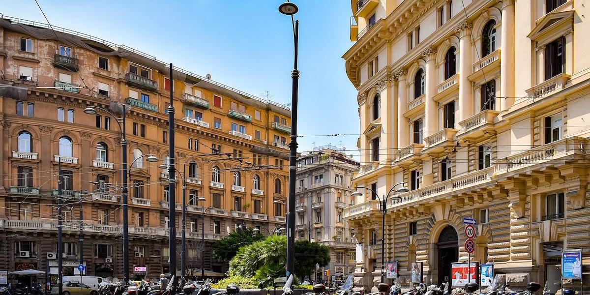 Jaf ca-n filme la Napoli: Hoții au jefuit banca prin canalizare