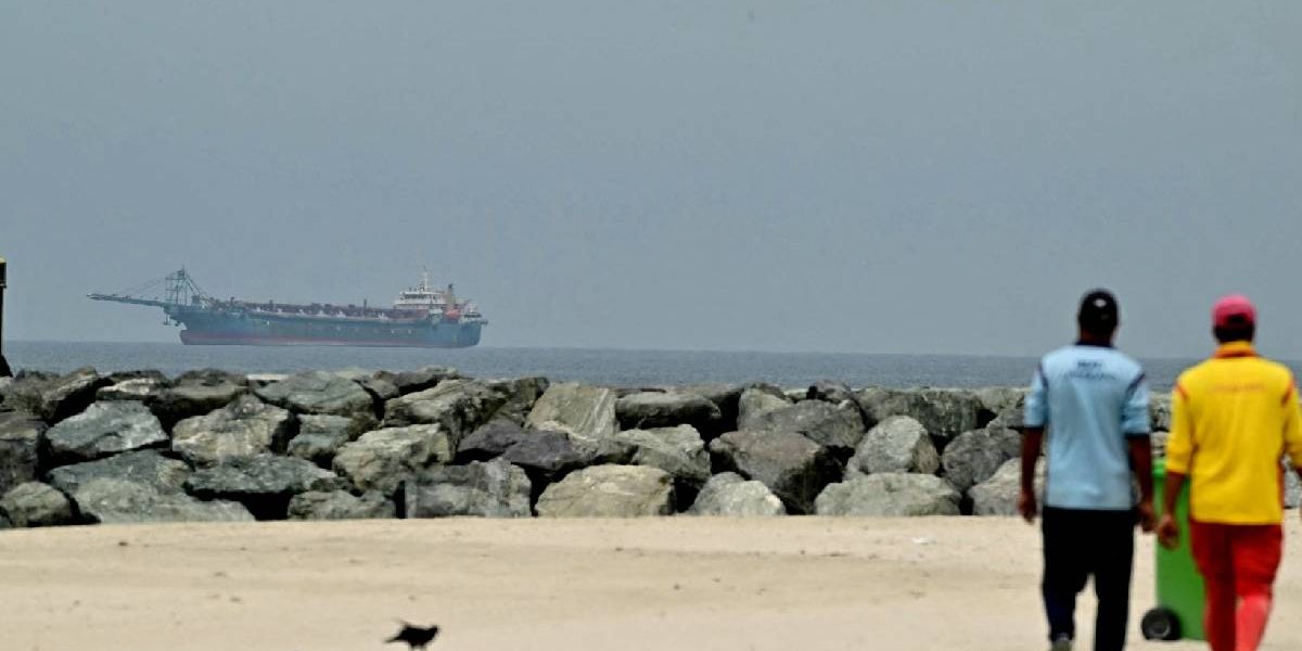 Iranul blochează exporturile de petrol, SUA trimit 10.000 de soldați