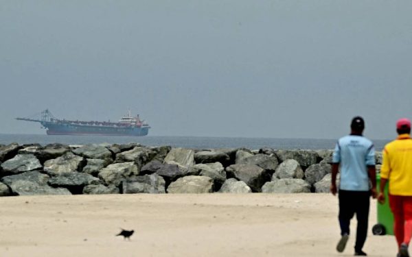 Iranul blochează exporturile de petrol, SUA trimit 10.000 de soldați