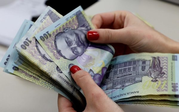 Inflația lovește: Românii, obligați să strângă cureaua la cumpărături