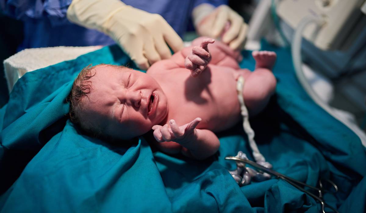 În ultimii ani, numărul cazurilor de accident vascular cerebral (AVC) în rândul populației din România a înregistrat o creștere semnificativă, iar datele recent publicate arată că, pe parcursul perioadei de monitorizare până în 2022, au fost înregistrate 2.252 de cazuri de AVC