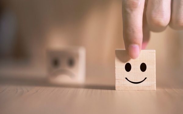 Frazele CAPCANĂ pe care le rostesc obsesiv cei nefericiți