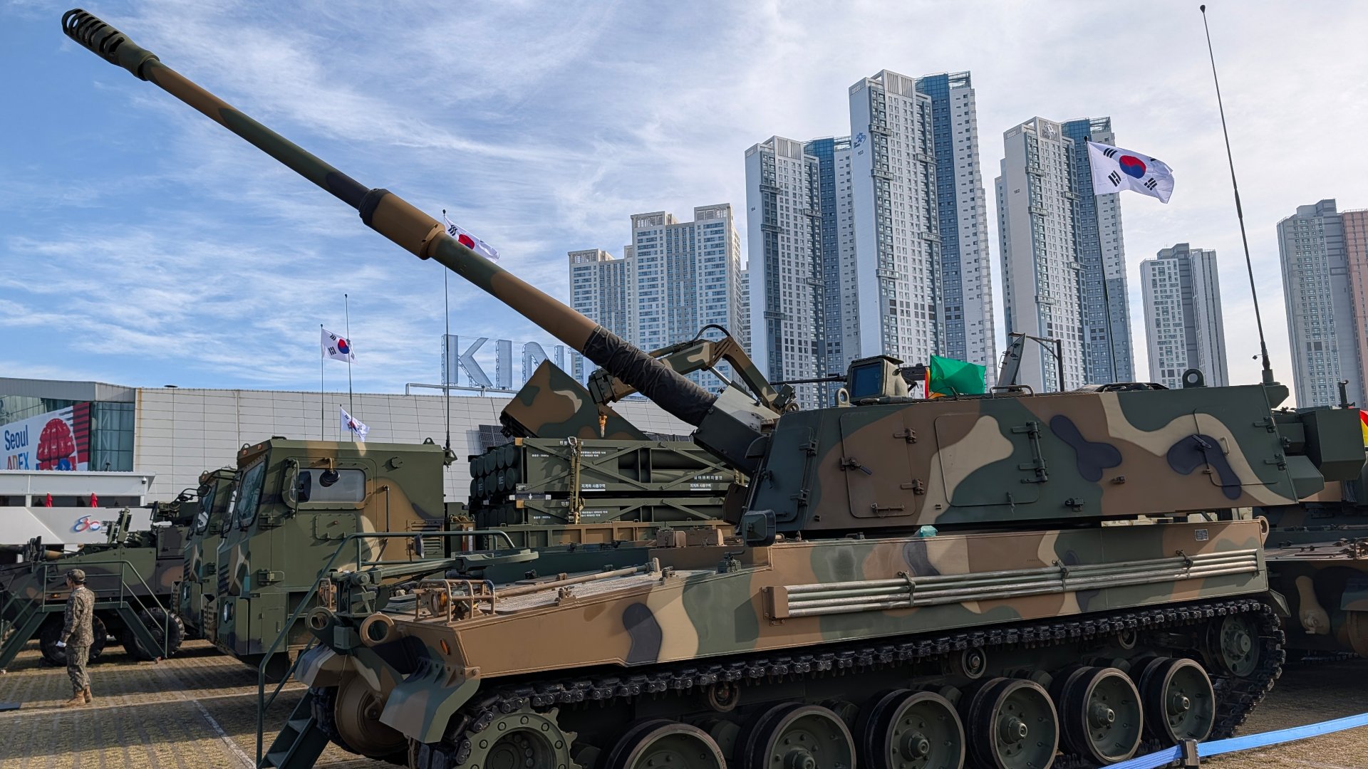 Artileria, denumită adesea „regina câmpului de luptă”, nu este amenințată de ascensiunea dronelor