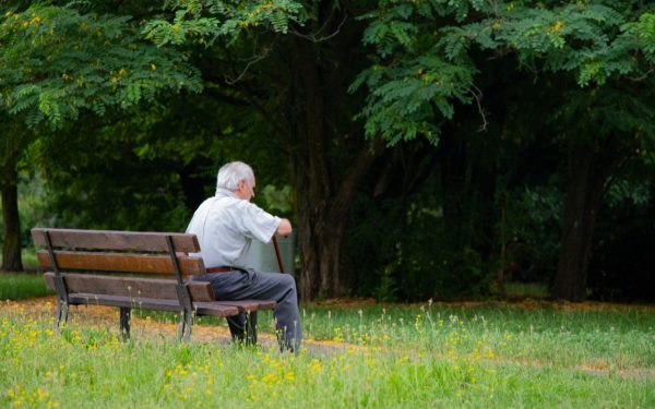 De ce Crăciunul adâncește singurătatea: Afectează tot mai mulți români