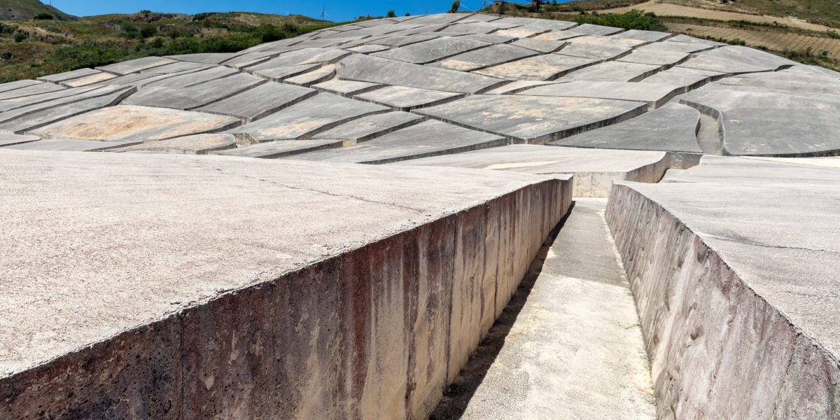 Orașul de beton, „Pompeii modern”: Artă și controversă în același loc
