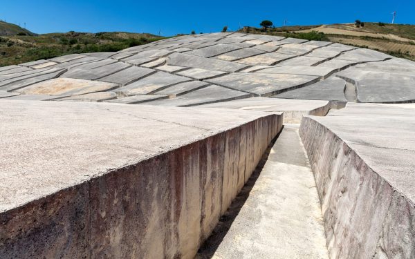Orașul de beton, „Pompeii modern”: Artă și controversă în același loc
