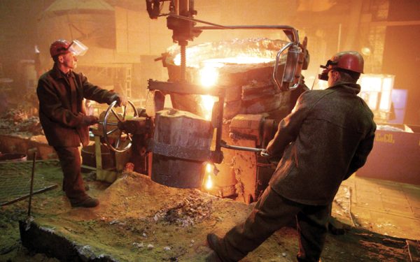 Producția industrială: Salt spectaculos în februarie, dar declin anual în România