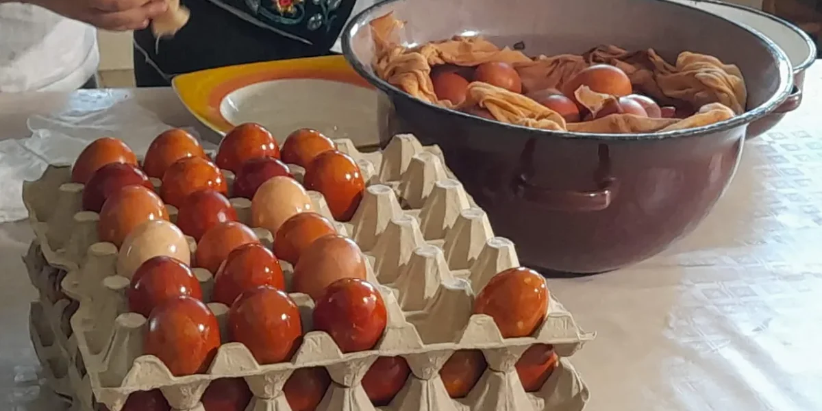 Ouă eco, tradiție la Mănăstirea Timișeni: 1.000+ vopsite cu ceapă