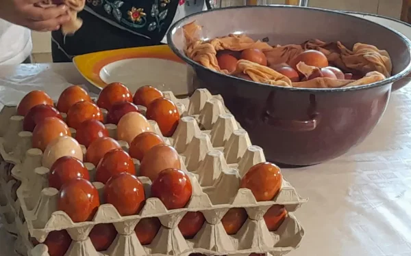 Ouă eco, tradiție la Mănăstirea Timișeni: 1.000+ vopsite cu ceapă