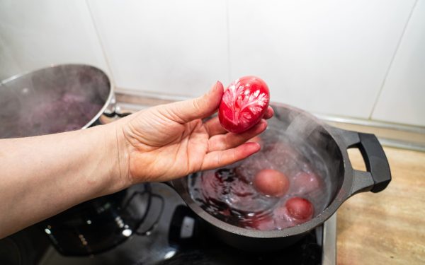 Ouăle roșii, simbolul emblematic al Paștelui, reprezintă viața, Învierea lui Iisus Hristos și jertfa sa supremă