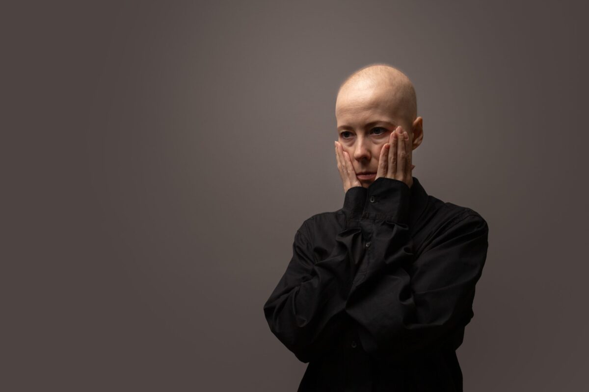 O stare emoțională precară, stresul cronic și lipsa suportului social pot influența semnificativ evoluția pacienților diagnosticați cu cancer, afectând direct șansele de supraviețuire