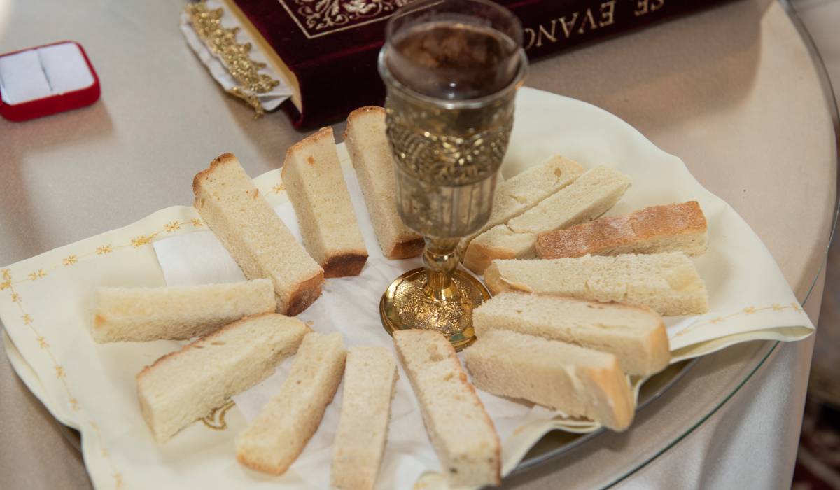 Imaginea atașată prezintă pâinea sfințită, alimentul central al sărbătorilor pascale pentru creștinii ortodocși