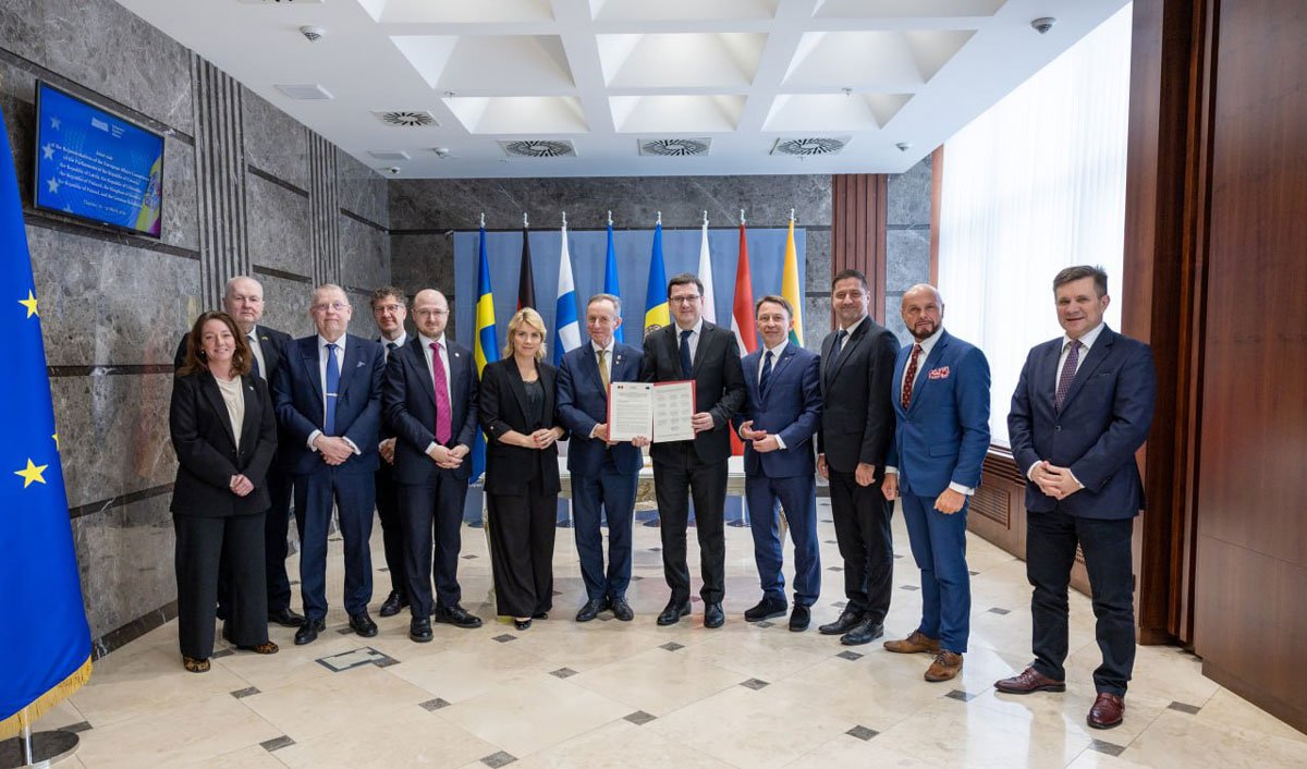 Șapte deputați din Moldova solicită UE să accelereze negocierile pentru aderare Un grup de șapte deputați moldoveni a transmis recent o declarație oficială în care vorbește despre progresul înregistrat de Republica Moldova pe drumul integrării europene și solicită Uniunii Europene să avanseze cu procesul de aderare