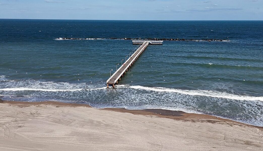 Mamaia: Pasarela prăfuită stă închisă de 6 ani. Primăria alocă bani… în 2026!