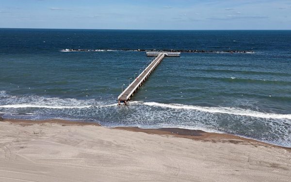 Mamaia: Pasarela prăfuită stă închisă de 6 ani. Primăria alocă bani… în 2026!