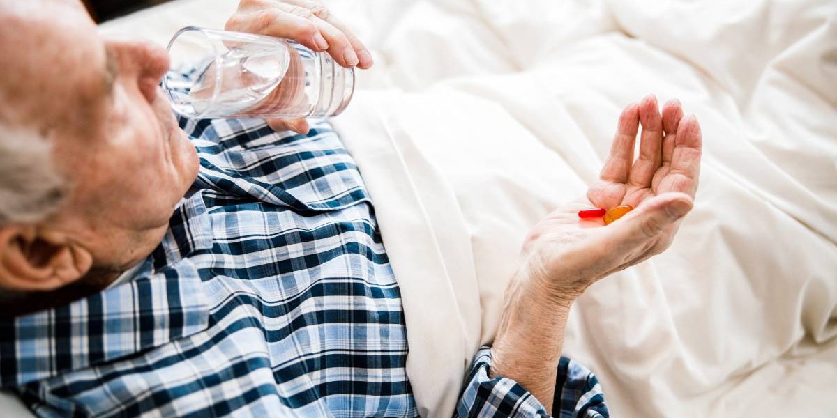 Obiceiuri banale care-ți fac rău: De ce nu te culca imediat după medicamente