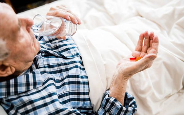 Obiceiuri banale care-ți fac rău: De ce nu te culca imediat după medicamente