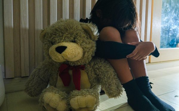 Neglijența emoțională: Ce adulți devin copiii afectați, de la București la Europa