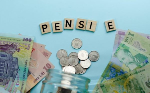 Graficele îngrijorează! Circ politic și pierderi în pensiile private ale românilor