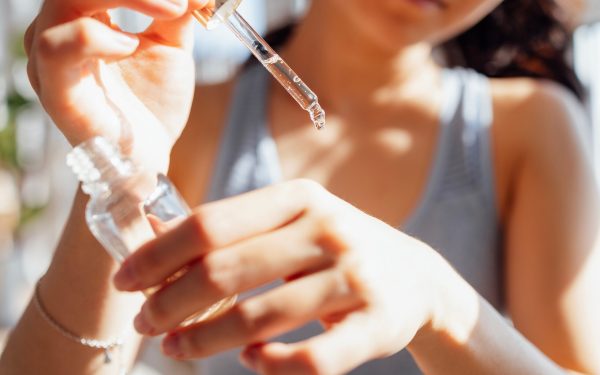 Peptidele, „elixirul” tinereții? Promisiuni mărețe, dar și pericole ascunse