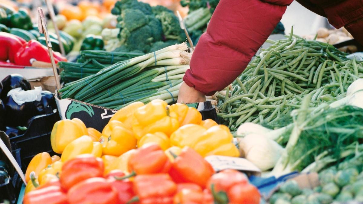 Alertă alimentară în Ilfov, cu produse sechestrate și amenzi de peste 100.000 lei Inspectorii de la Antifraudă, Vamă și Autoritatea Sanitară Veterinară au efectuat controale la patru societăți comerciale din județul Ilfov, depozite și comercianți de produse alimentare