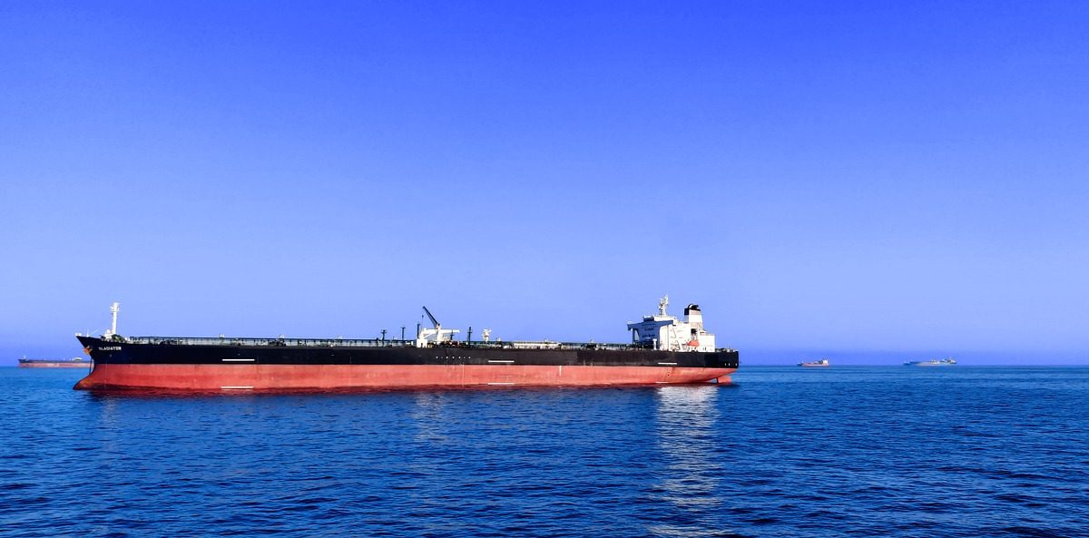 Petrolul american, peste 100 de dolari. Armistițiul SUA-Iran nu deblochează Hormuz