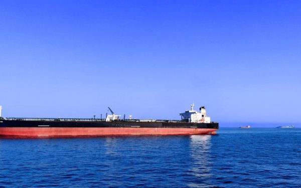 Petrolul american, peste 100 de dolari. Armistițiul SUA-Iran nu deblochează Hormuz