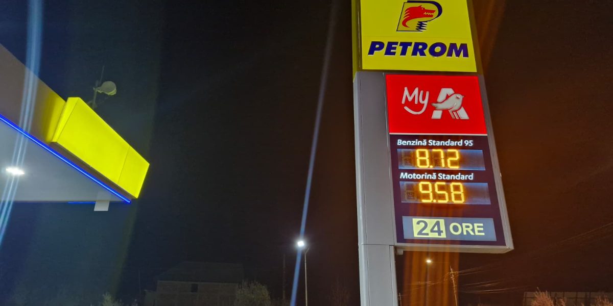 Prețurile la carburanți au scăzut semnificativ la Petrom Petrom a redus prețul benzinei standard cu 40 de bani pe litru și al motorinei standard cu 35 de bani pe litru, ajungând la 8,72 lei, respectiv 9,58 lei