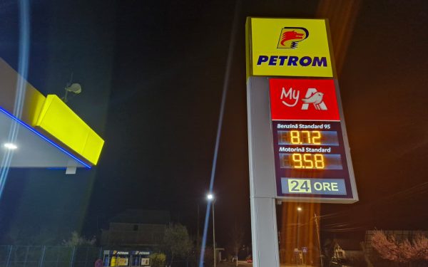 Prețurile la carburanți au scăzut semnificativ la Petrom Petrom a redus prețul benzinei standard cu 40 de bani pe litru și al motorinei standard cu 35 de bani pe litru, ajungând la 8,72 lei, respectiv 9,58 lei