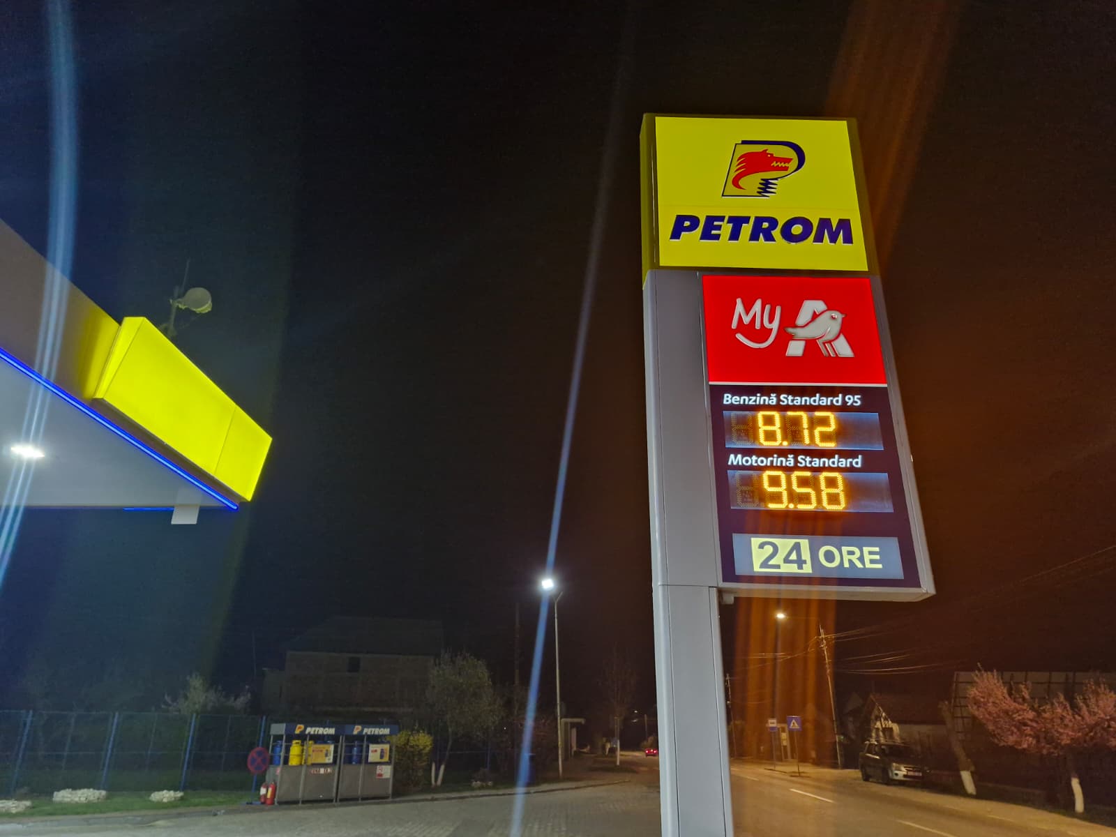 Prețurile la carburanți au scăzut semnificativ la Petrom Petrom a redus prețul benzinei standard cu 40 de bani pe litru și al motorinei standard cu 35 de bani pe litru, ajungând la 8,72 lei, respectiv 9,58 lei