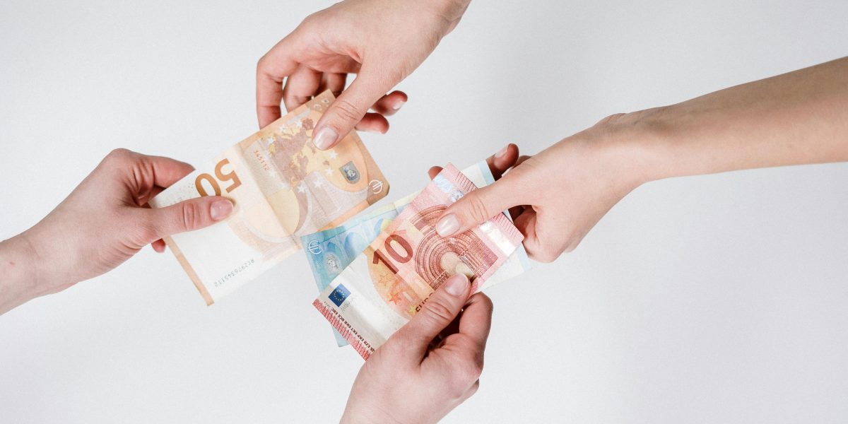 UE adoptă LEGE anti-corupție: Amenzi URIAȘE și pedepse pentru companii