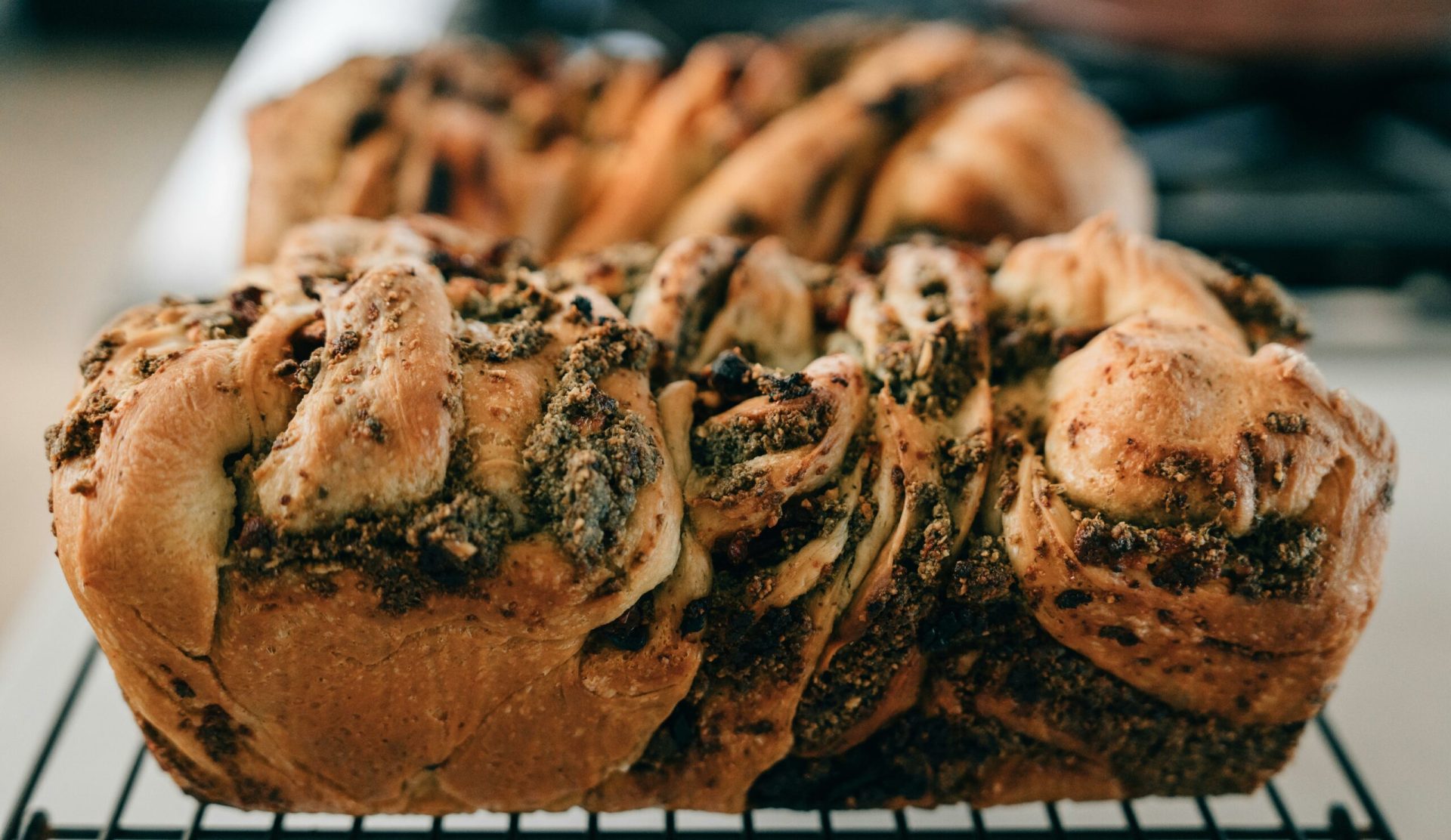 Reteta Delicioasa de Cozonaci Traditionali Cozonacii, simbol al sărbătorilor și al bucuriei, pot fi preparați acasă cu ușurință, urmărind o rețetă simplă și respectând câțiva pași importanți