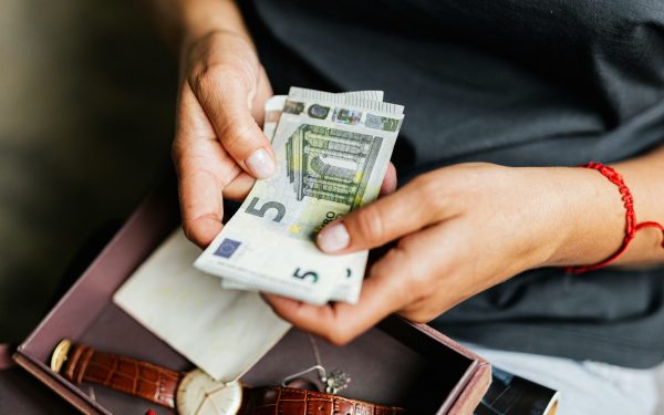 Românii, despăgubiți cu 173.000 euro pentru produse și servicii defectuoase