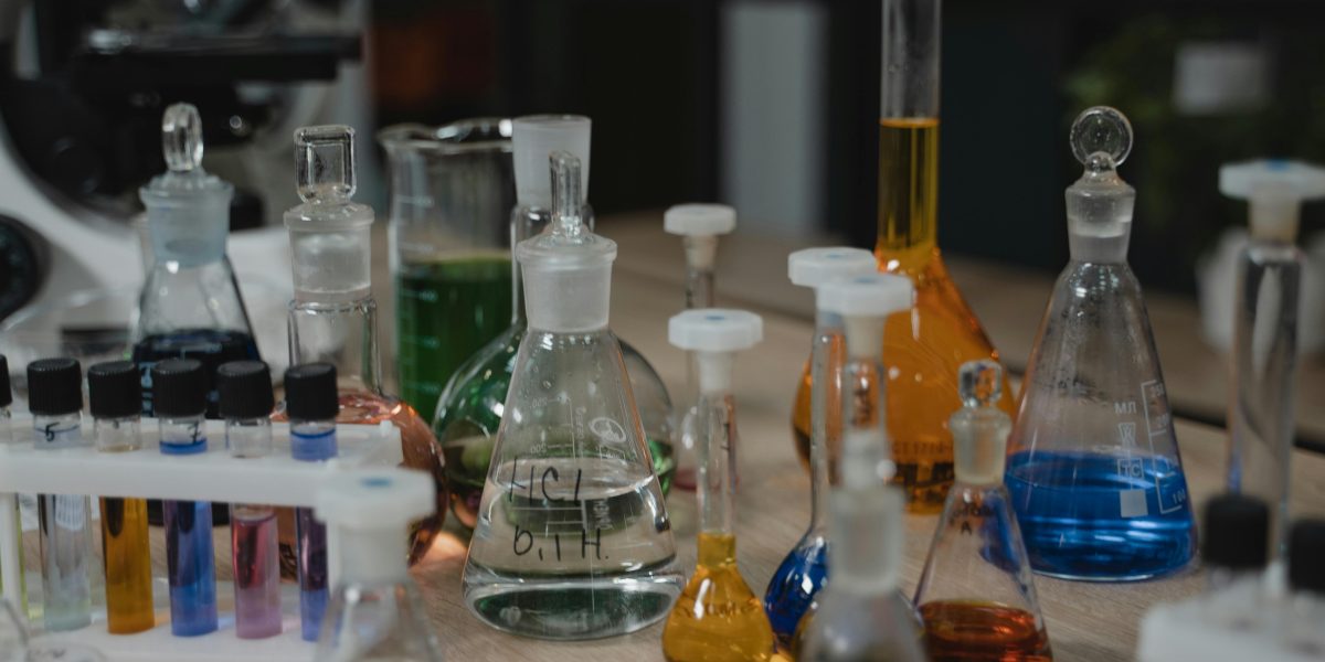 Parlamentul European simplifică legislația chimică, dar protejează consumatorii