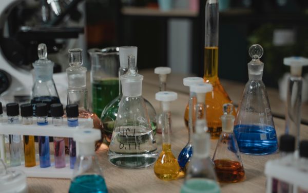 Parlamentul European simplifică legislația chimică, dar protejează consumatorii