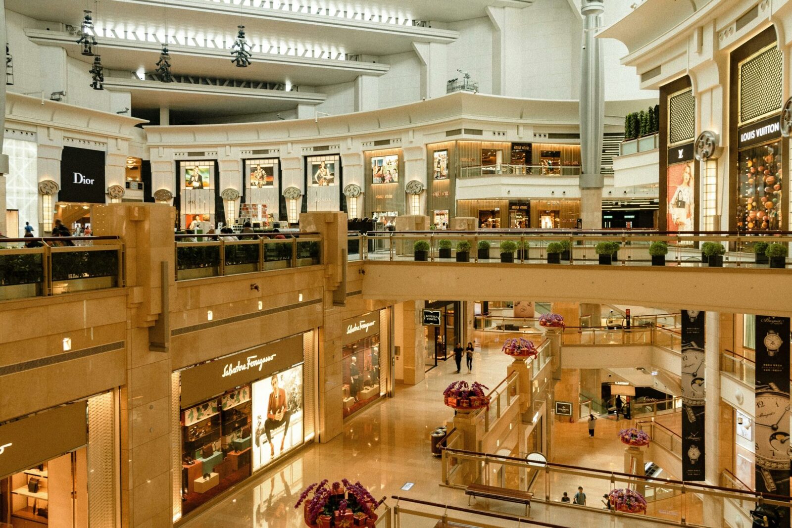 Mall-ul singuratic: Unde merg bucureștenii la cumpărături de Paște?