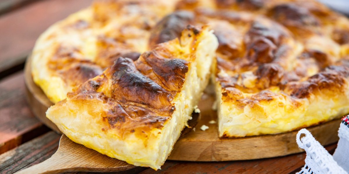 Foaie subțire, brânză-n plăcintă: Rețeta bunicii, cu gust de România