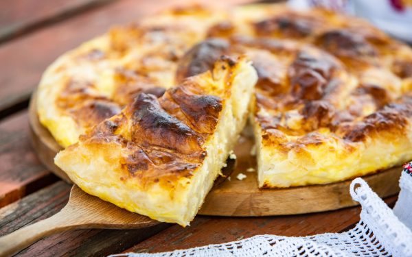 Foaie subțire, brânză-n plăcintă: Rețeta bunicii, cu gust de România