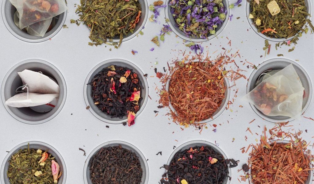 Ierburi minune: Scapă de tuse și curăță plămânii, fără pastile