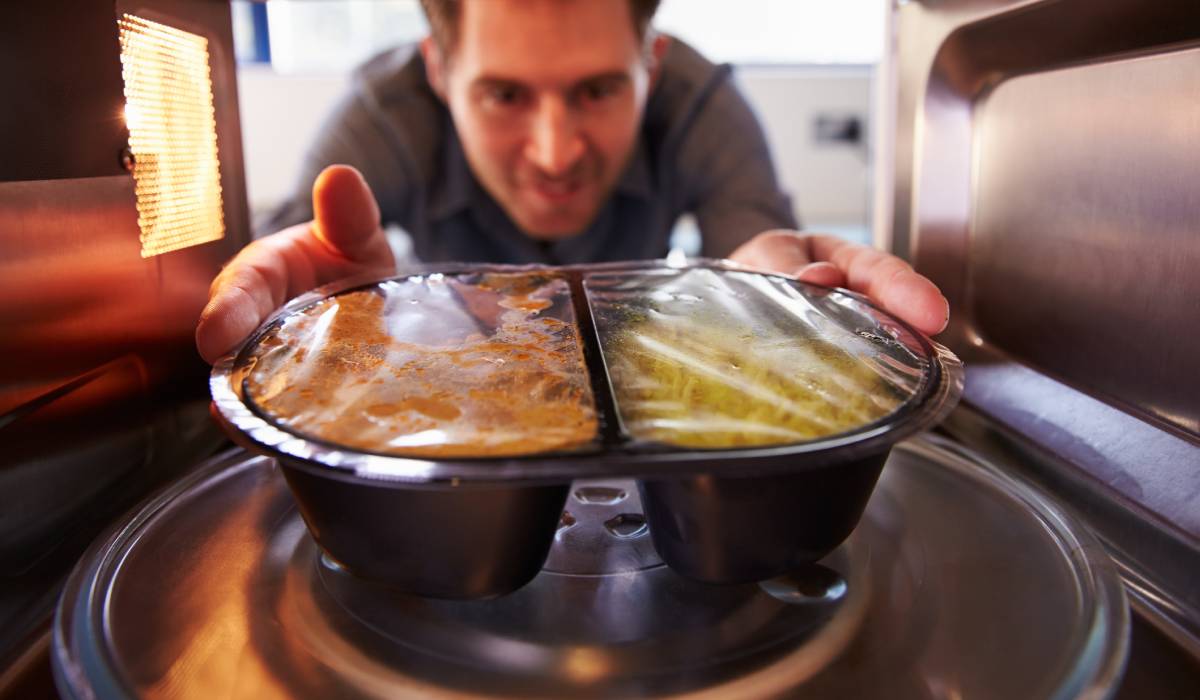 Un medic român a renunțat complet la un anumit obicei după ce a analizat studii recente despre impactul microplasticelor asupra sănătății, ceea ce poate avea implicații asupra modului în care ne gestionăm consumul de alimente și utilizarea recipientelor din plastic