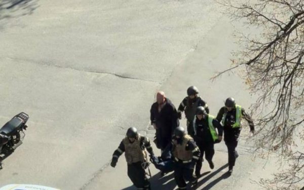 Anchetă la Kiev: Doi polițiști, fugiți de gloanțe, abandonează civilii