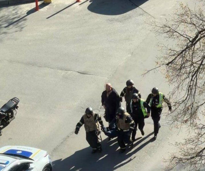 Anchetă la Kiev: Doi polițiști, fugiți de gloanțe, abandonează civilii