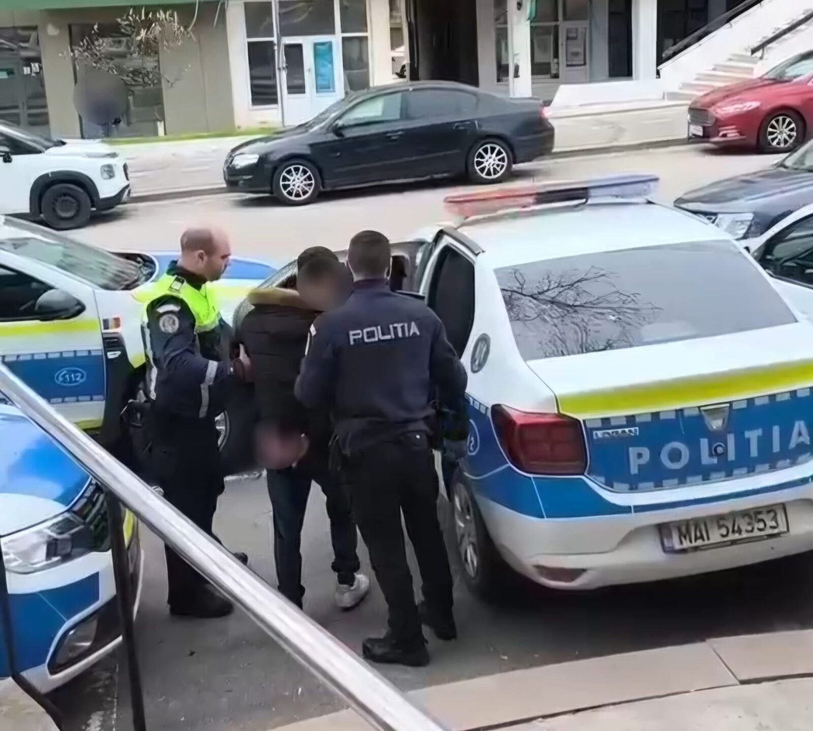 Tânăr agresiv în București: Pumn în față pentru un polițist, după o cerere