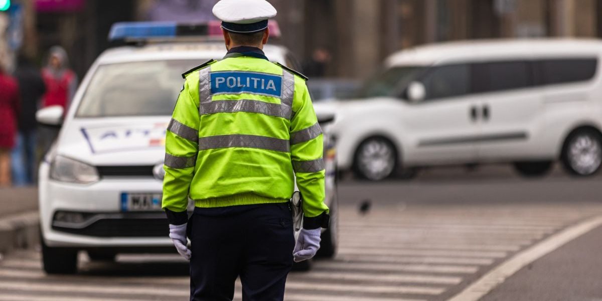 Șoferiță, prinsă cu șpaga, sfidează Poliția în București: „Sunt filmată?”