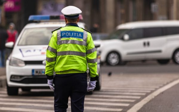 Șoferiță, prinsă cu șpaga, sfidează Poliția în București: „Sunt filmată?”