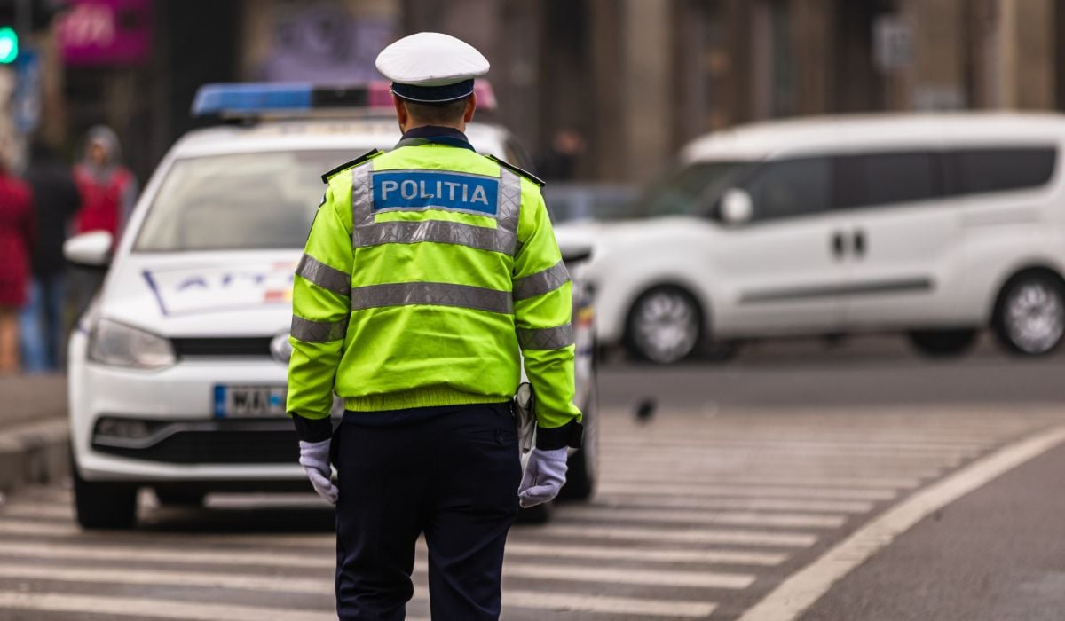 Șoferiță, prinsă cu șpaga, sfidează Poliția în București: „Sunt filmată?”