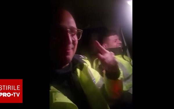 Maneliști în uniformă la Brăila: Polițiști filmați cântând în mașina de serviciu