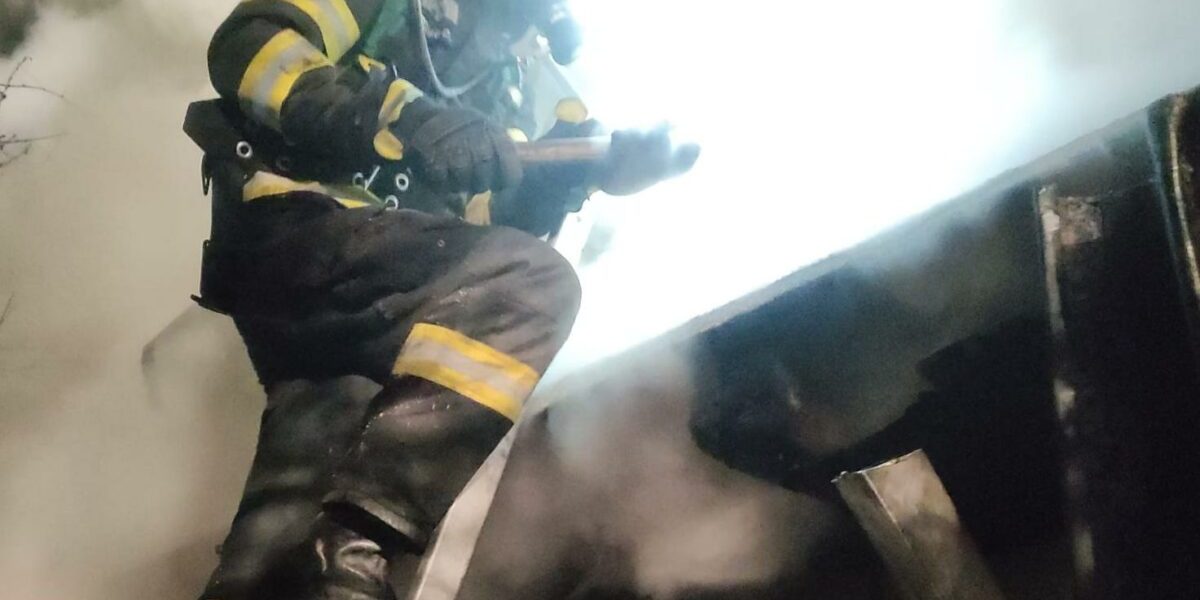 Incendiu de proporții la Galați: O victimă descoperită, pompierii luptă