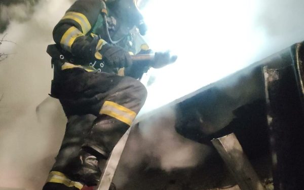 Incendiu de proporții la Galați: O victimă descoperită, pompierii luptă