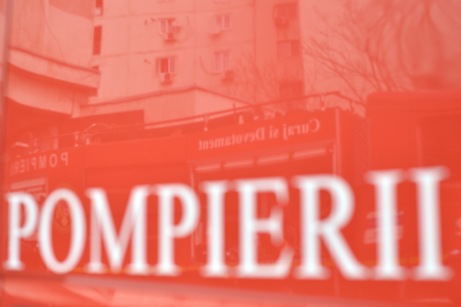 Incendiu la o clădire dezafectată din Câmpina, în timpul nopții Pompierii prahoveni intervin în aceste momente pentru stingerea unui incendiu izbucnit la o clădire dezafectată situată în Câmpina, aparținând fostului Institut de Petrol și Gaze